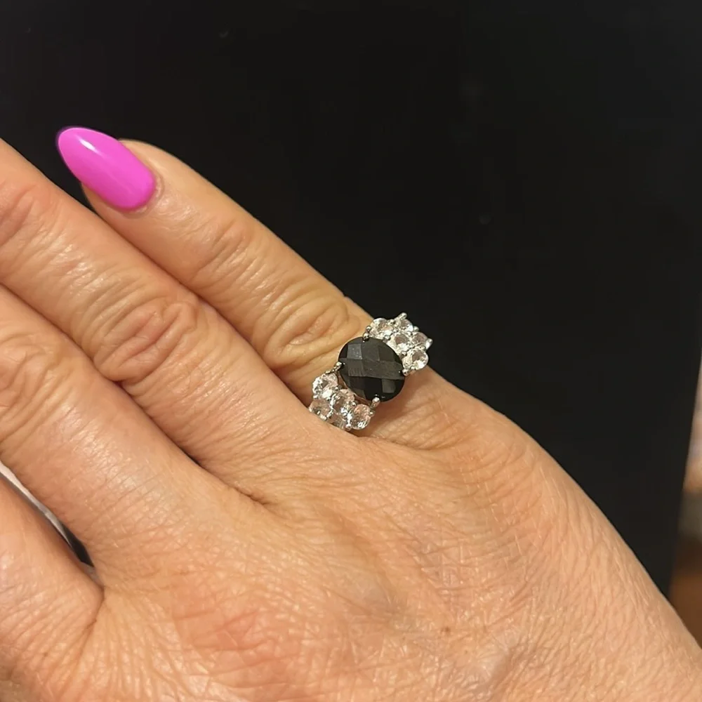 Elegant Black and Silver Ring - Picture 6 of 9